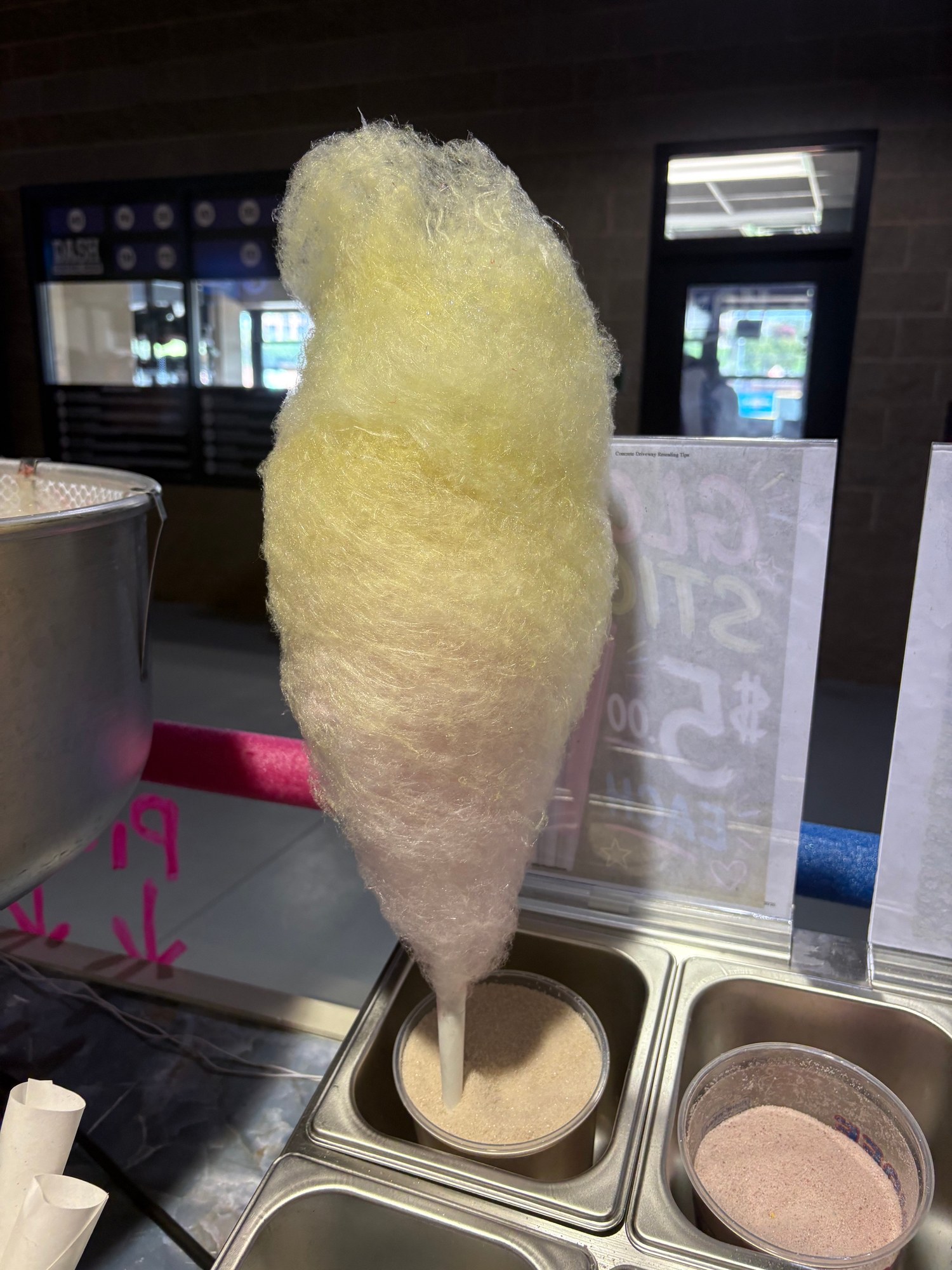 Fresh cotton candy prepared at the spinning station